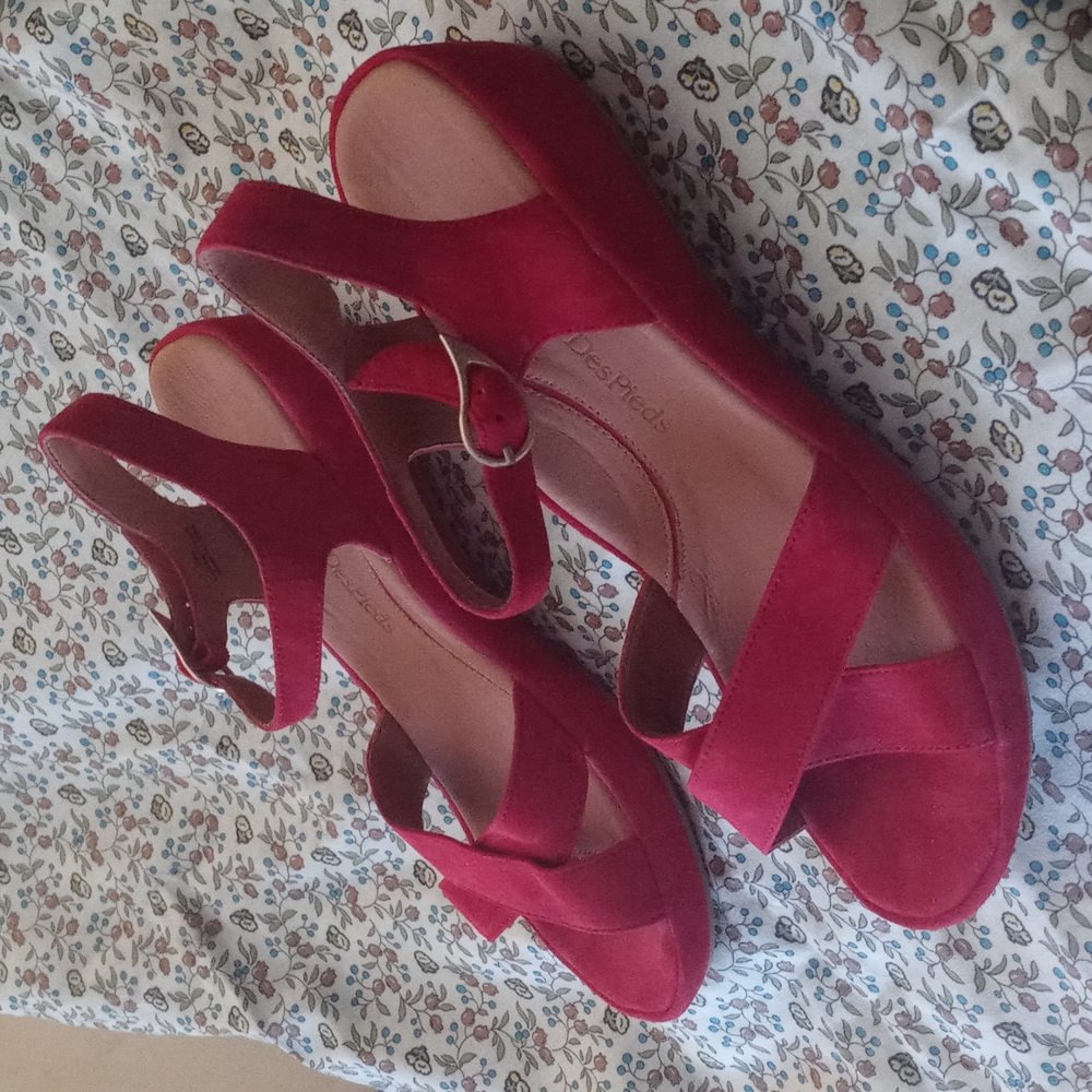 Women's L'amour Des Pies red Suede wedge